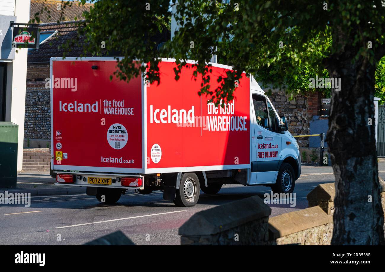 Lieferwagen für gekühlte Lebensmittel in Island mit rot-weißer Aufmachung auf einer britischen Straße, der Lebensmittel an Kunden in England, Großbritannien, liefert. Stockfoto