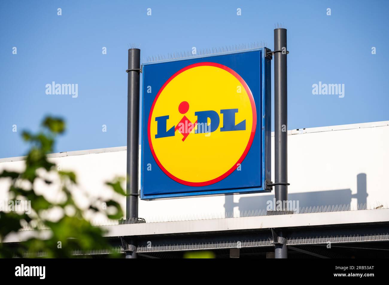 Großes Schild vor einem Lidl Food and Grocery Store oder Lebensmittelgeschäft in England, Großbritannien. Stockfoto