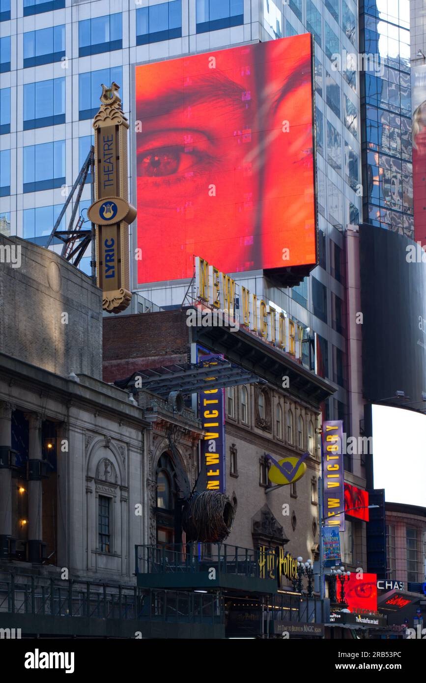Reklametafel über dem New Victory Theater Stockfoto