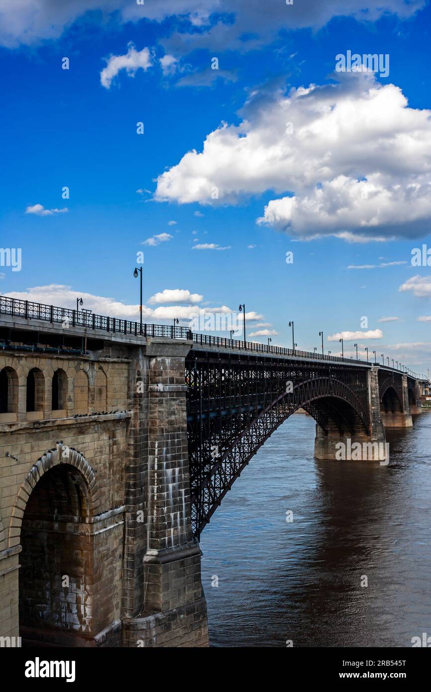 Dramatischer Blick auf die EADS Bridge über den Mississippi River zwischen St. Louis, MO und East St. Louis, IL Stockfoto