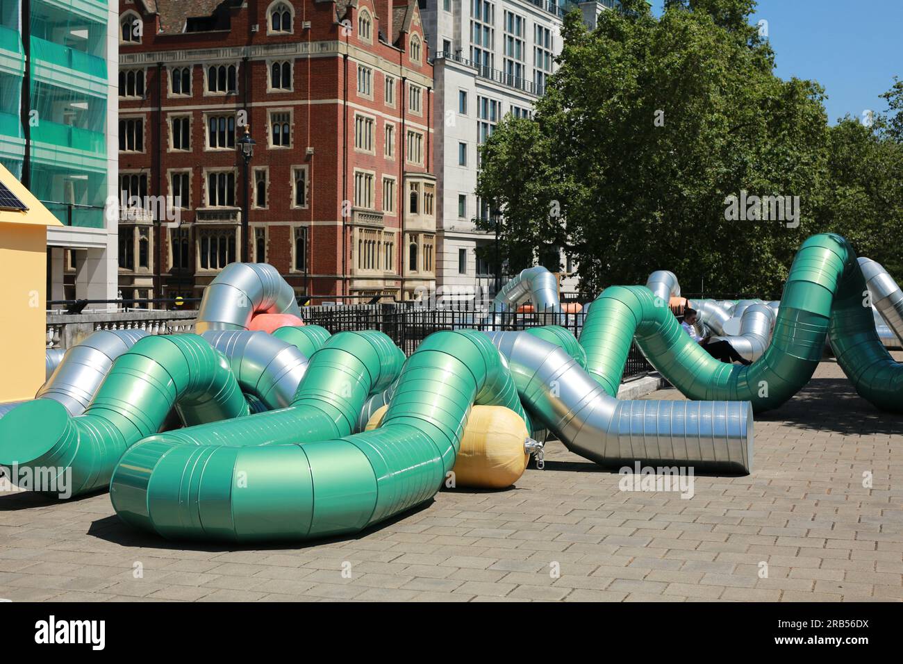 London, Großbritannien. 07. Juli 2023 „Slackwater“ ist Holly Hendry's erste öffentliche kommission in London und ihre bisher umfangreichste. Dieses für den Künstlergarten entworfene Werk befindet sich auf der großen Terrasse auf dem Dach der Temple U-Bahn Station. „Slackwater“ ist ein immenses skulpturelles Verflechtungsgebiet, das „die wässrige Geschichte seiner Lage am Flussufer mit Verweisen auf die abstrakten Rhythmen der Themse und flüssigen Bewegungen im menschlichen Körper zusammenfasst“. Kredit: Waldemar Sikora/Alamy Live News Stockfoto