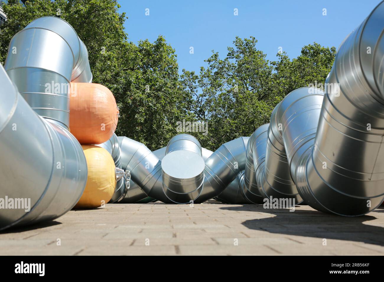 London, Großbritannien. 07. Juli 2023 „Slackwater“ ist Holly Hendry's erste öffentliche kommission in London und ihre bisher umfangreichste. Dieses für den Künstlergarten entworfene Werk befindet sich auf der großen Terrasse auf dem Dach der Temple U-Bahn Station. „Slackwater“ ist ein immenses skulpturelles Verflechtungsgebiet, das „die wässrige Geschichte seiner Lage am Flussufer mit Verweisen auf die abstrakten Rhythmen der Themse und flüssigen Bewegungen im menschlichen Körper zusammenfasst“. Kredit: Waldemar Sikora/Alamy Live News Stockfoto