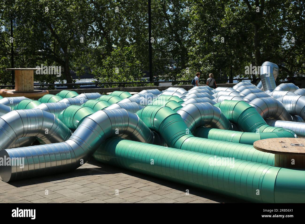 London, Großbritannien. 07. Juli 2023 „Slackwater“ ist Holly Hendry's erste öffentliche kommission in London und ihre bisher umfangreichste. Dieses für den Künstlergarten entworfene Werk befindet sich auf der großen Terrasse auf dem Dach der Temple U-Bahn Station. „Slackwater“ ist ein immenses skulpturelles Verflechtungsgebiet, das „die wässrige Geschichte seiner Lage am Flussufer mit Verweisen auf die abstrakten Rhythmen der Themse und flüssigen Bewegungen im menschlichen Körper zusammenfasst“. Kredit: Waldemar Sikora/Alamy Live News Stockfoto