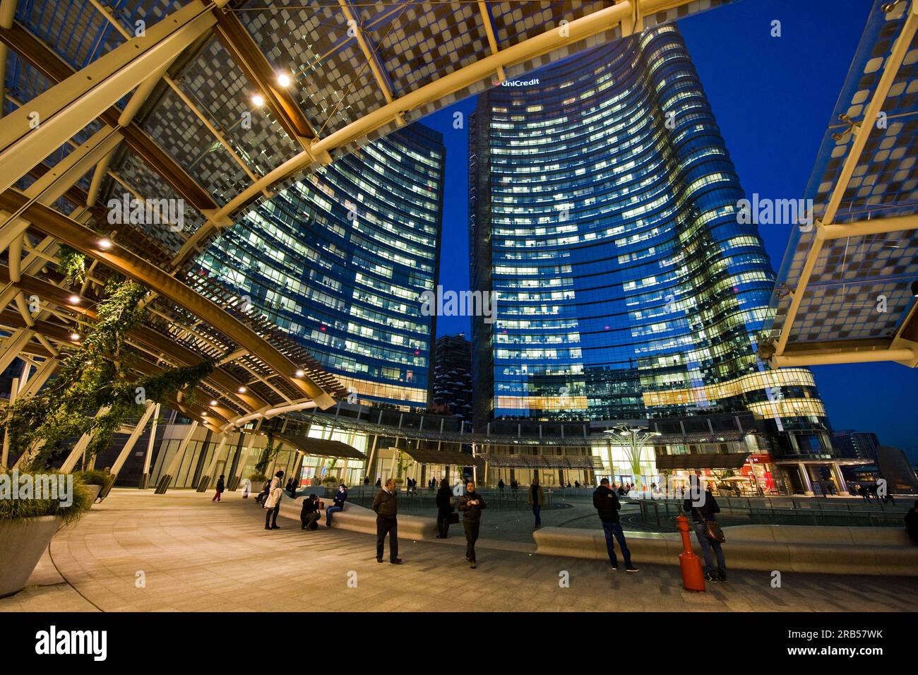 Schutzräume in Eisen. Holz und Glas ökologisch nachhaltig. Bedeckt mit Photovoltaikpaneelen, die die Türme auf der piazza Gae Aulenti speisen. projekt porta nuova. Geschäftszentrum von Mailand Stockfoto