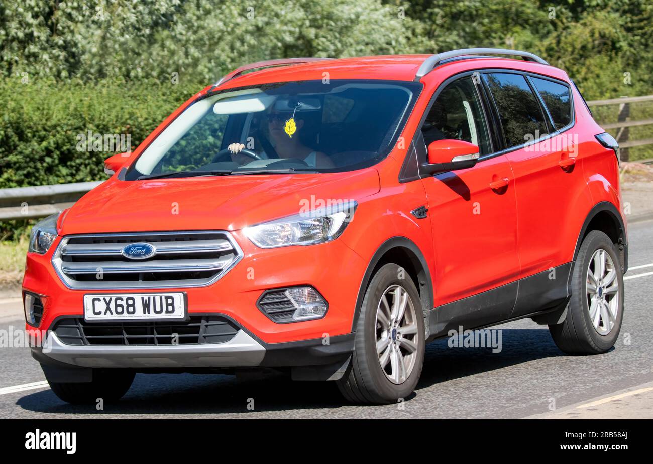 Milton Keynes, Großbritannien - Juli 7. 2023: 2018 roter FORD KUGA, der auf einer britischen Straße fährt Stockfoto