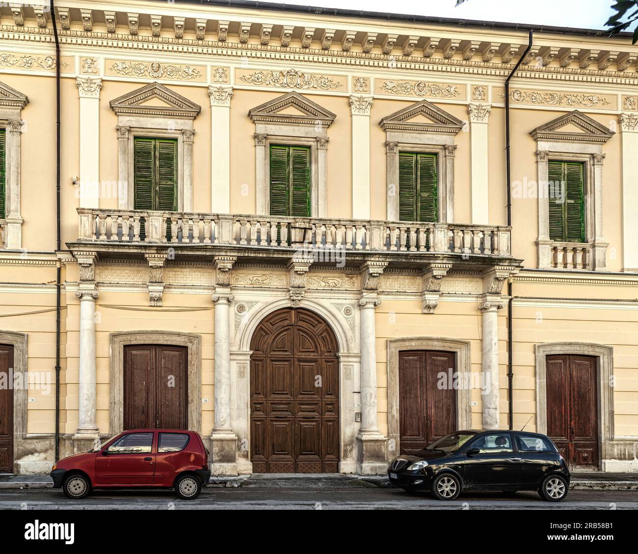 Palazzo Toro war die Heimat der Familie Toro und eine Fabrik zur Herstellung des Centerbe Likörs. Tocco da Casauria, Provinz Pescara, Abruzzen, Italien Stockfoto