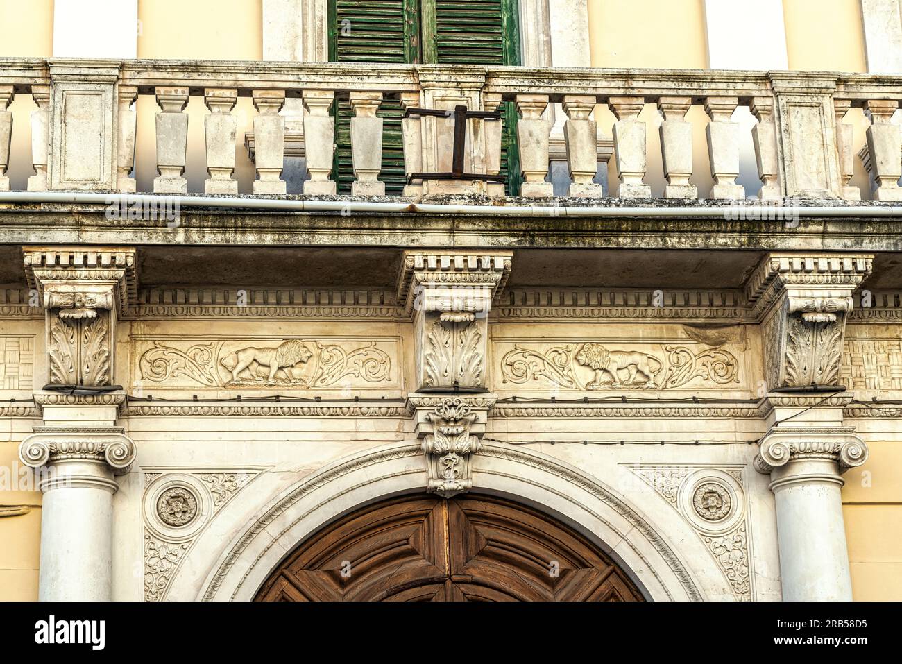Details der Dekorationen an der Fassade des Palazzo Toro, Wohnsitz der Familie Toro und Fabrik für die Herstellung des Centerbe Likörs. Abruzzen Stockfoto