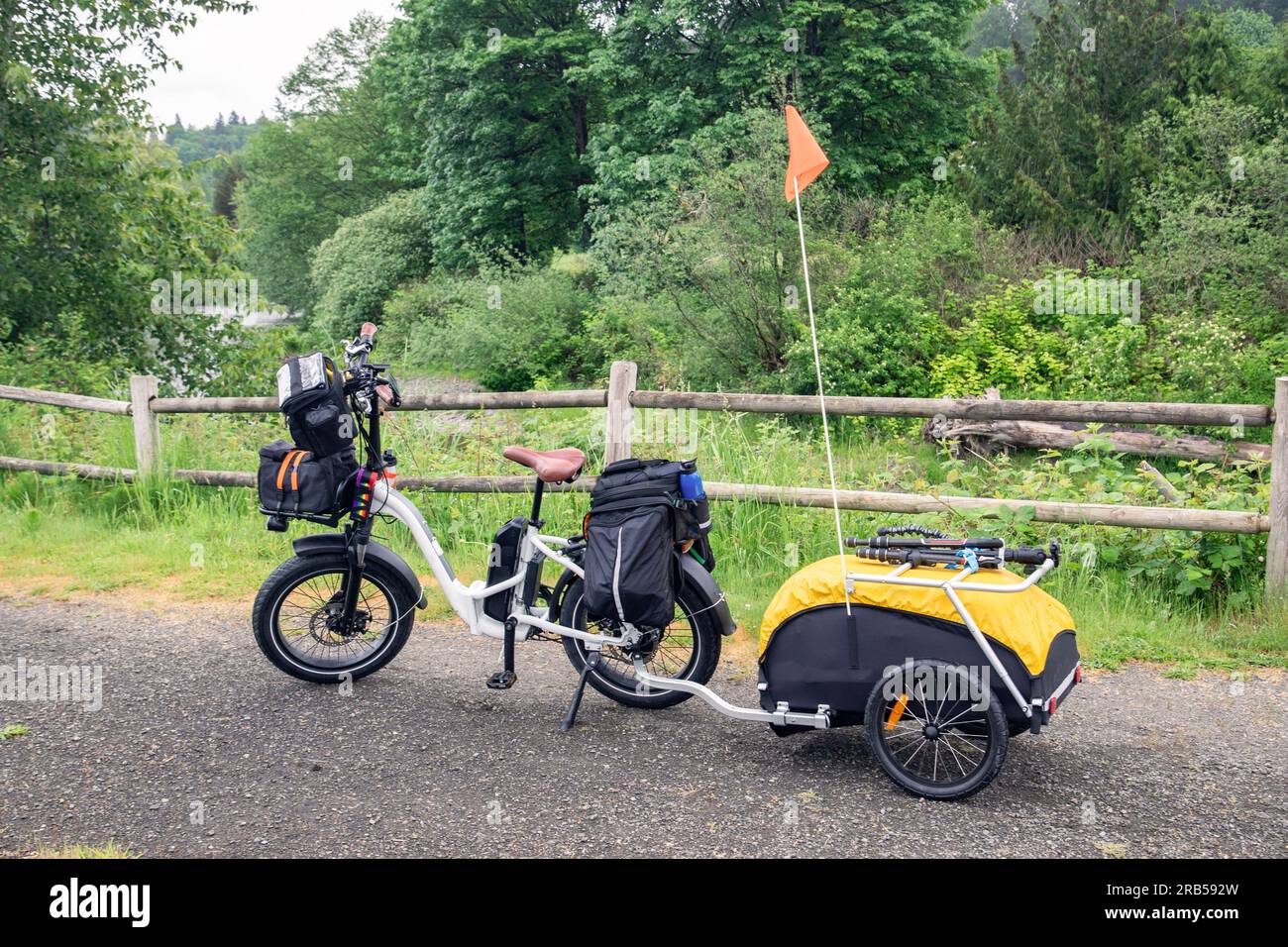 E-Bike und Anhänger für einen Campingausflug mit Fahrrad Stockfoto