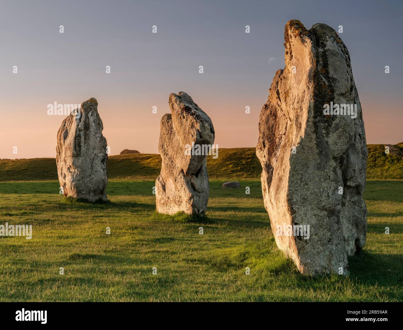 Drei der großen jungsteinzeitlichen Sarsensteine, die das kleine Dorf Wiltshire von Avebury umgeben. Stockfoto