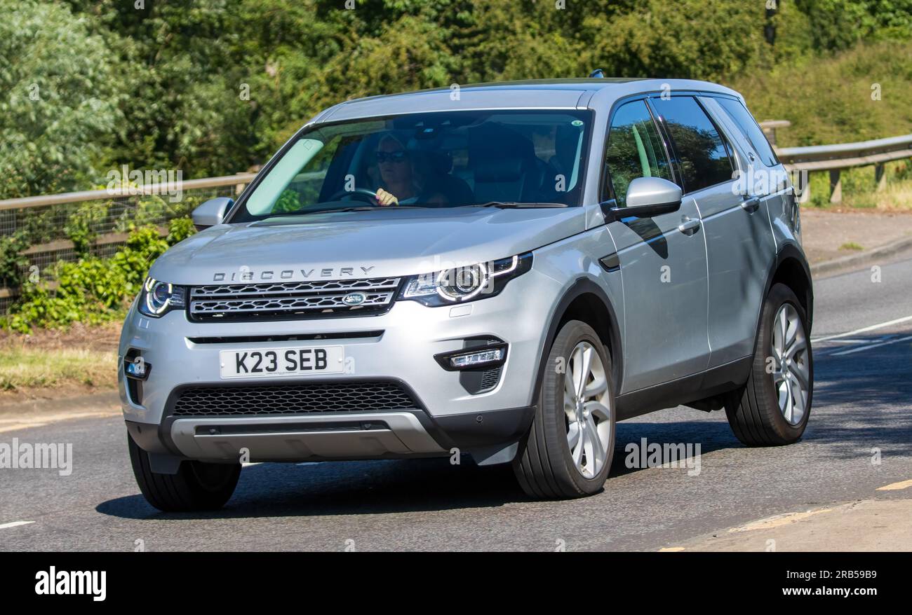 Milton Keynes, Großbritannien - Juli 7. 2023: 2019 LAND ROVER DISCOVERY SPORTWAGEN auf einer britischen Straße Stockfoto