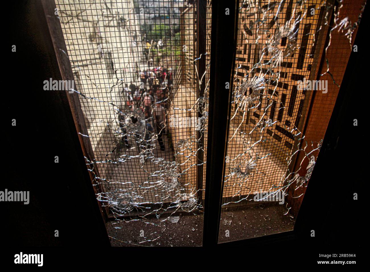 Nablus, Palästina. 07. Juli 2023. Allgemeiner Überblick über die Spuren von Kugeln, die das Fenster des Hauses durchdringen, in dem die beiden Palästinenser von israelischen Spezialeinheiten im nördlichen Westjordanland getötet wurden. Eine israelische Spezialeinheit infiltrierte die Altstadt von Nablus und tötete zwei palästinensische Schützen. Die Spezialeinheit zog sich zurück, nachdem die israelische Armee kam und das Gebiet sicherstellte. Kredit: SOPA Images Limited/Alamy Live News Stockfoto