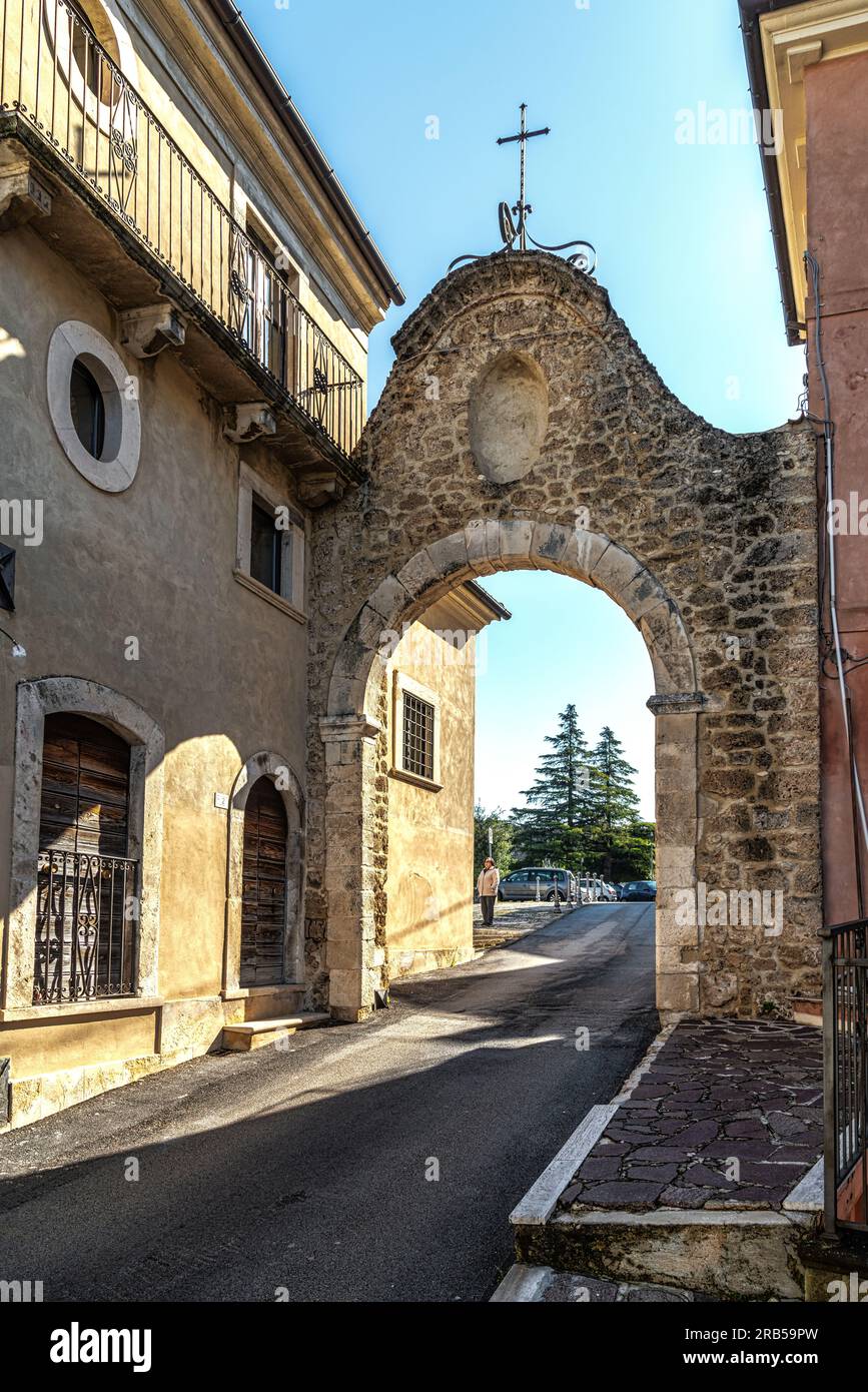 Porta della Croce ist das einzige noch existierende Tor der mittelalterlichen Mauern in der Via Rovetone. Tocco da Casauria, Provinz Pescara, Abruzzen Stockfoto