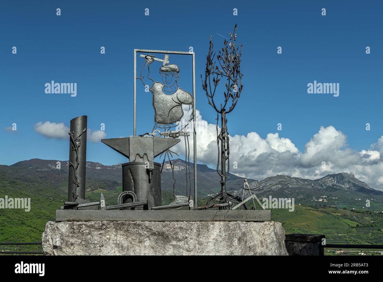 Denkmal für den Handwerker, ein Metallwerk von Francesco Sonsini aus Tocco. Es liegt in der Villa Michetti Gegend. Tocco da Casauria, Abruzzen Stockfoto