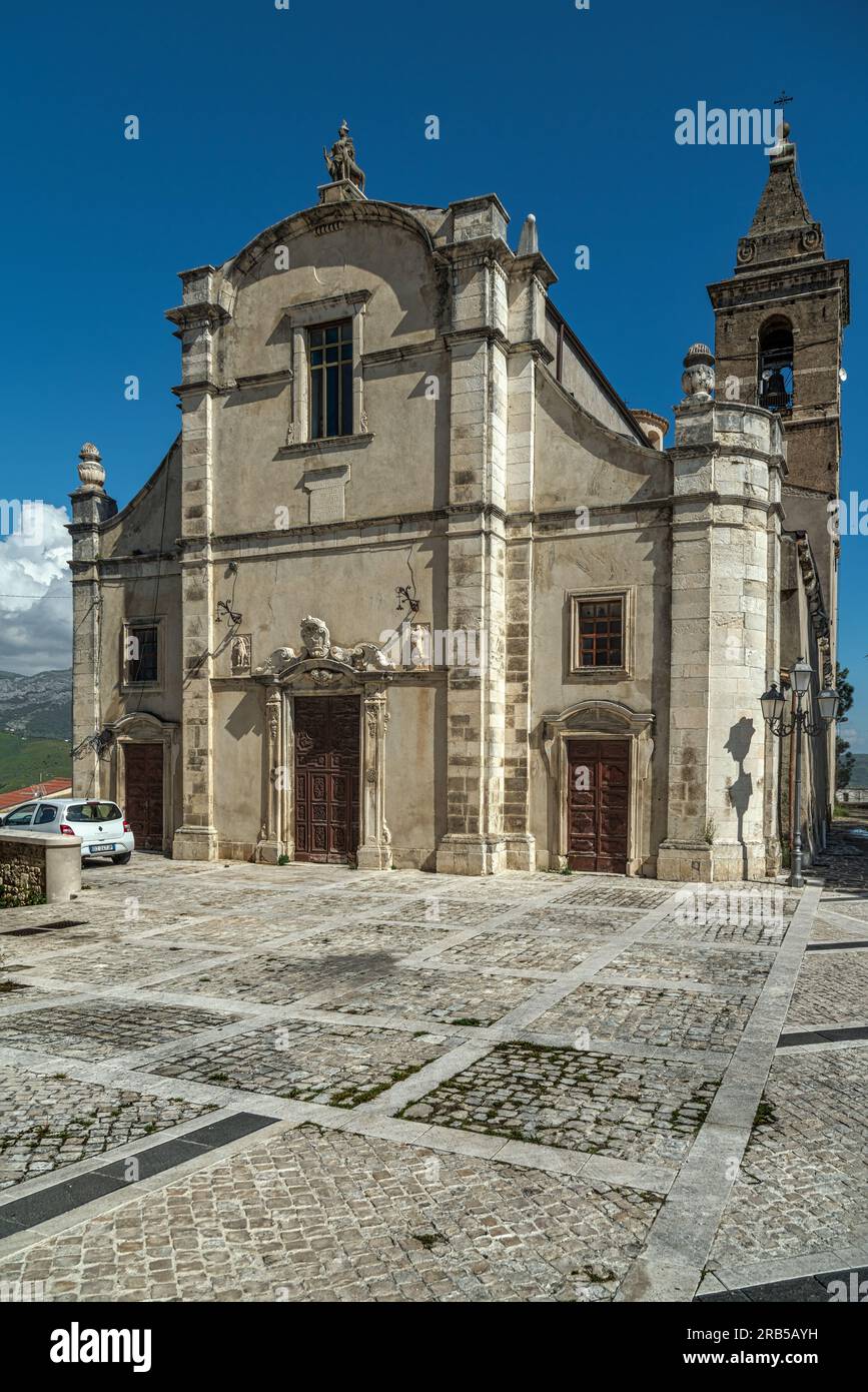 Die Kirche Sant'Eustachio Martire ist eine katholische Kirche von Tocco da Casauria im historischen Zentrum der Stadt, neben dem Palazzo Ducale Stockfoto
