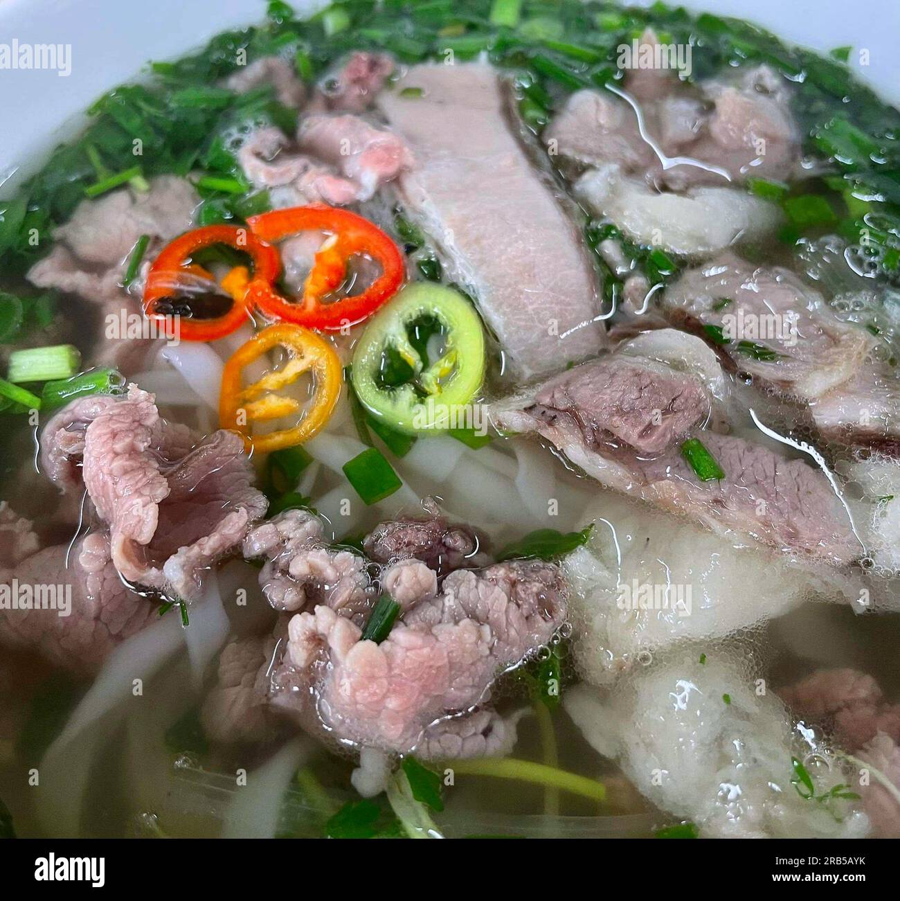 Pho ist ein sehr berühmtes Essen in Vietnam. Die ganze Welt kennt dieses Gericht. Phở bò 越南旅游, वियतनाम पर्यटन, 베트남 관광, ベトナム観光, ឌូលីច វៀតណាម, Rindfleischnudel Stockfoto