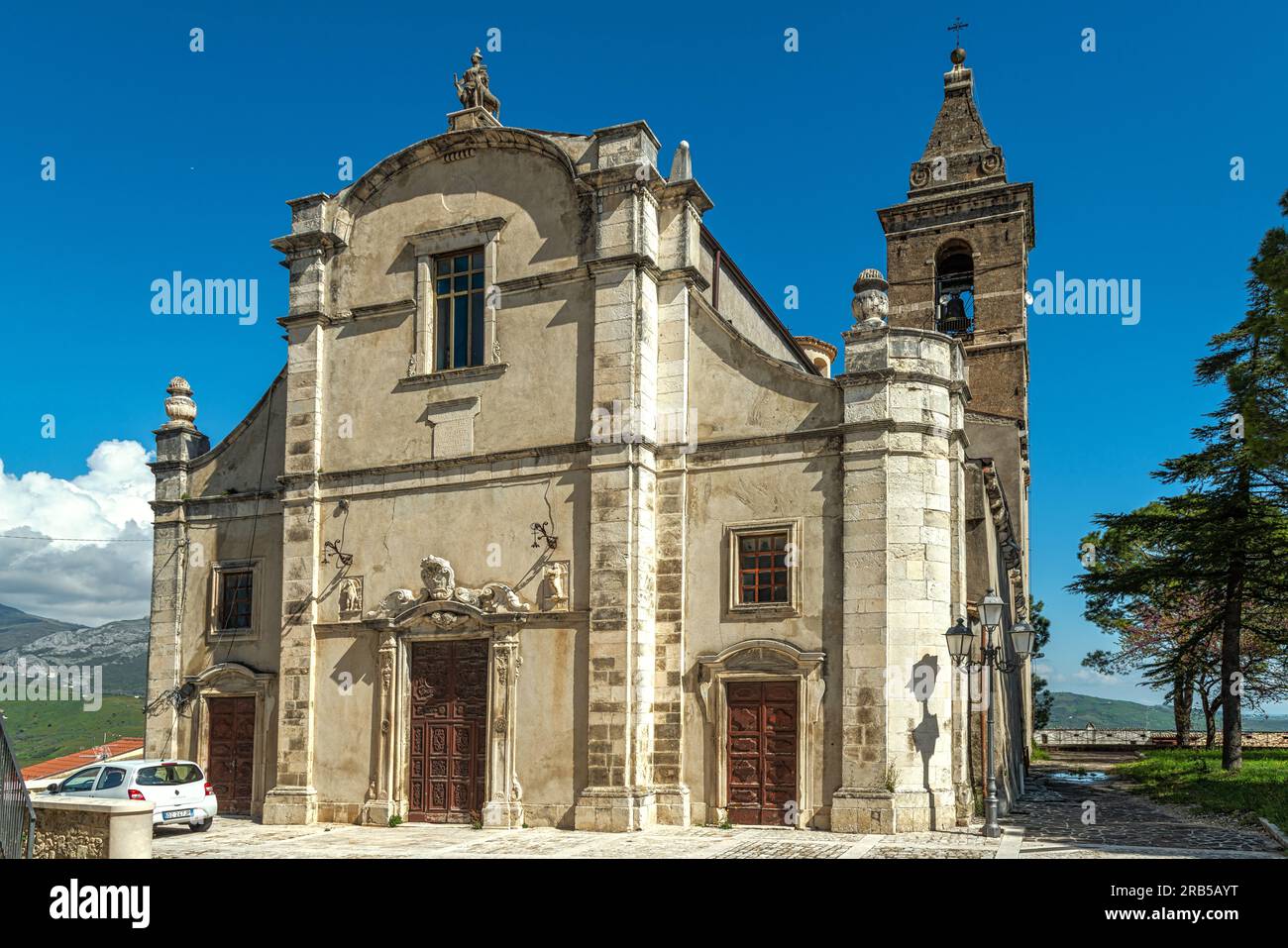 Die Kirche Sant'Eustachio Martire ist eine katholische Kirche von Tocco da Casauria im historischen Zentrum der Stadt, neben dem Palazzo Ducale Stockfoto