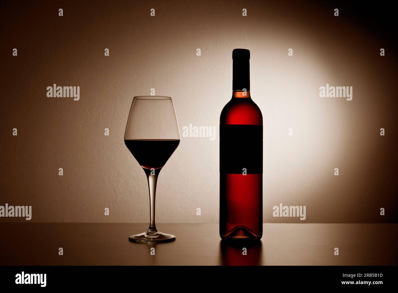 Flasche und Glas Rotwein Stockfoto