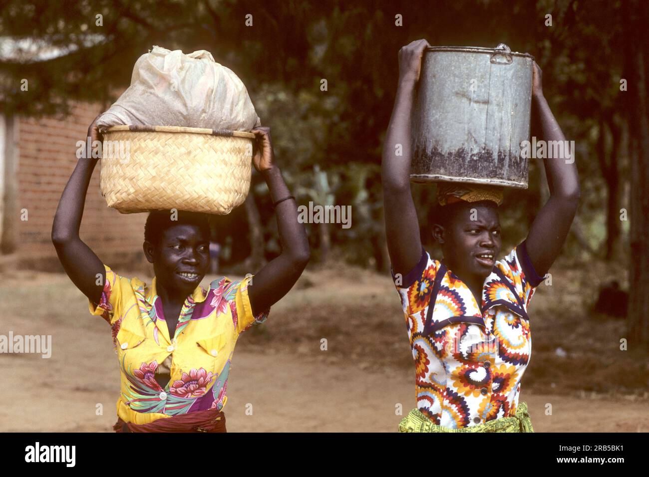 Frauen auf die Rückkehr vom Markt. Livingstonia. Malawi. Afrika Stockfoto