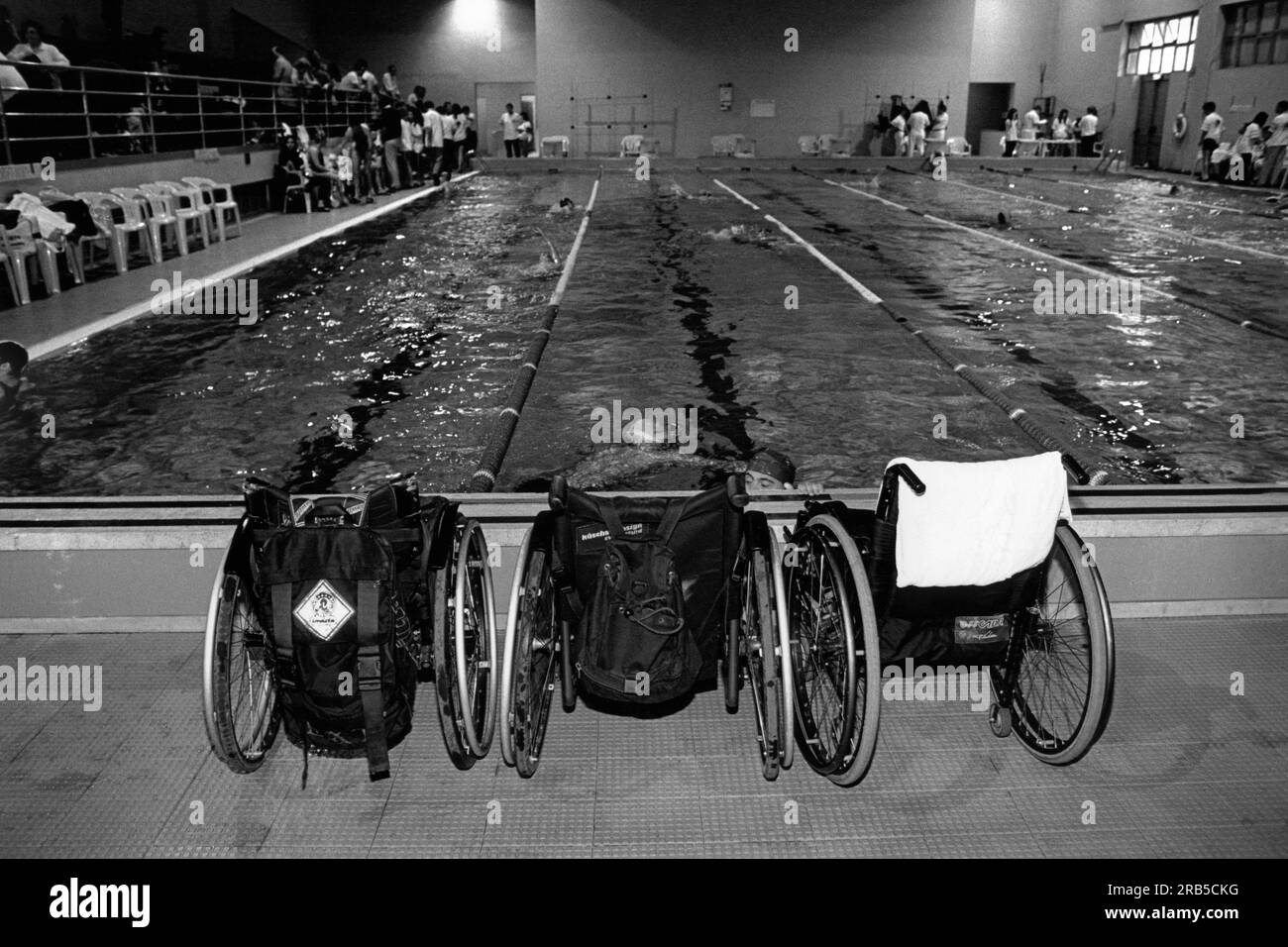 Behinderte im Swimmingpool Stockfoto