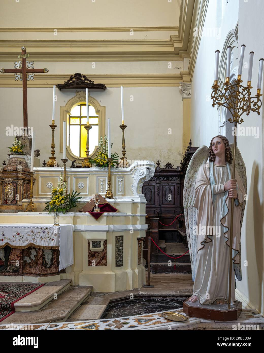 Werfen Sie einen Blick auf den Altar und den reich geschnitzten hölzernen Chor in der Kirche San Domenico di Guzmàn. Tocco da Casauria, Provinz, Abruzzen, Italien Stockfoto