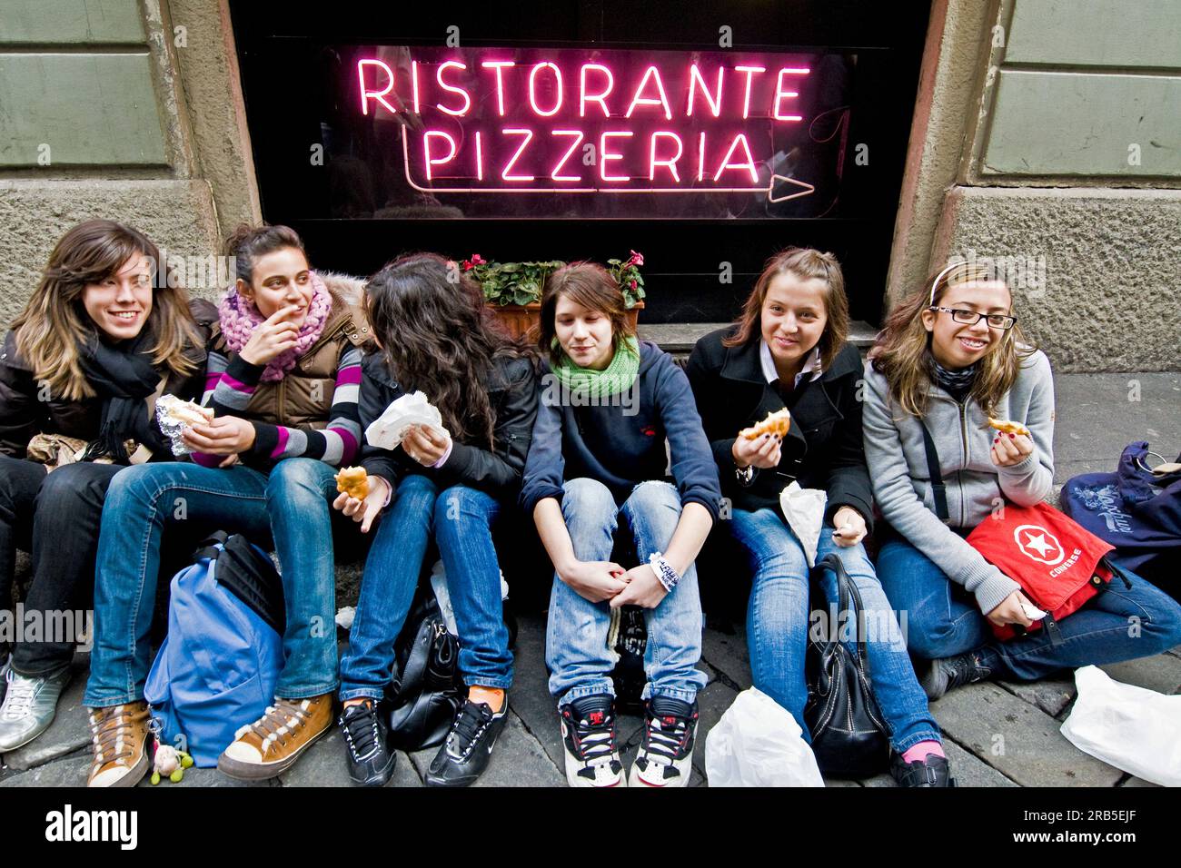 Gruppe junger Frauen, die Panzerotti Luini essen. Mailand. Italien Stockfoto