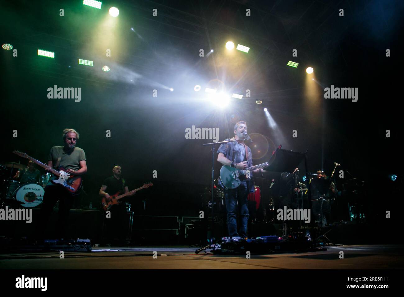 Der italienische Songwriter Daniele Silvestri tritt live mit der Band während des Blumenfestivals in Turin auf Stockfoto