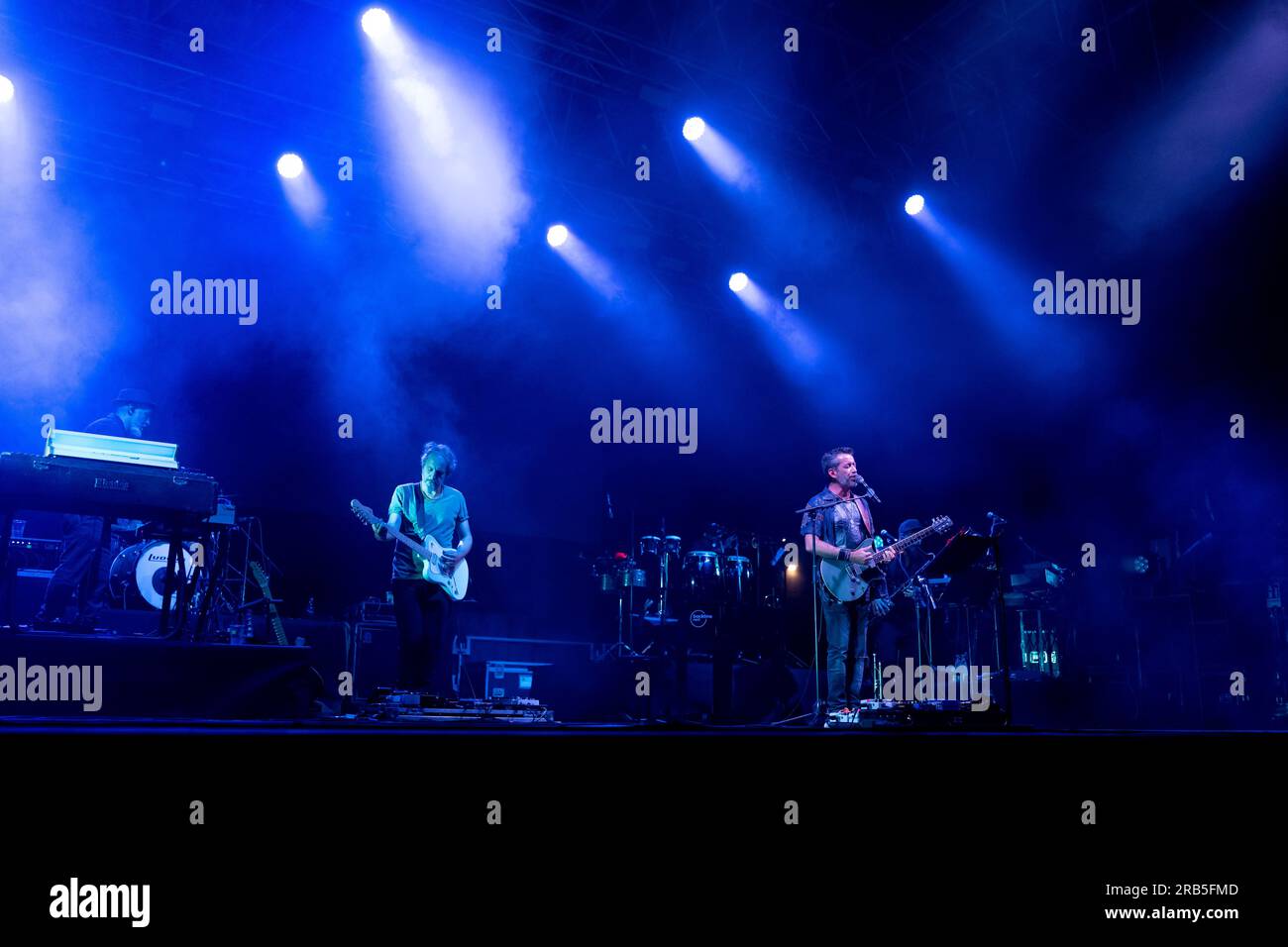 Der italienische Songwriter Daniele Silvestri tritt live mit der Band während des Blumenfestivals in Turin auf Stockfoto