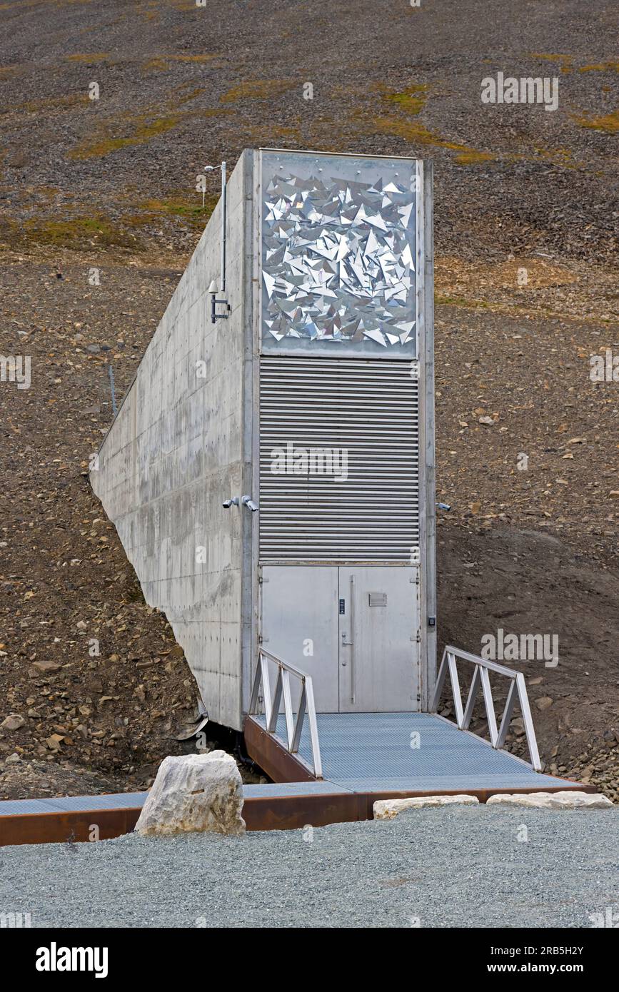 Eintritt zum Svalbard Global Seed Vault, der größten Saatgutbank der Welt und einer Reserve für die Pflanzenvielfalt in der Nähe von Longyearbyen, Spitsbergen Stockfoto