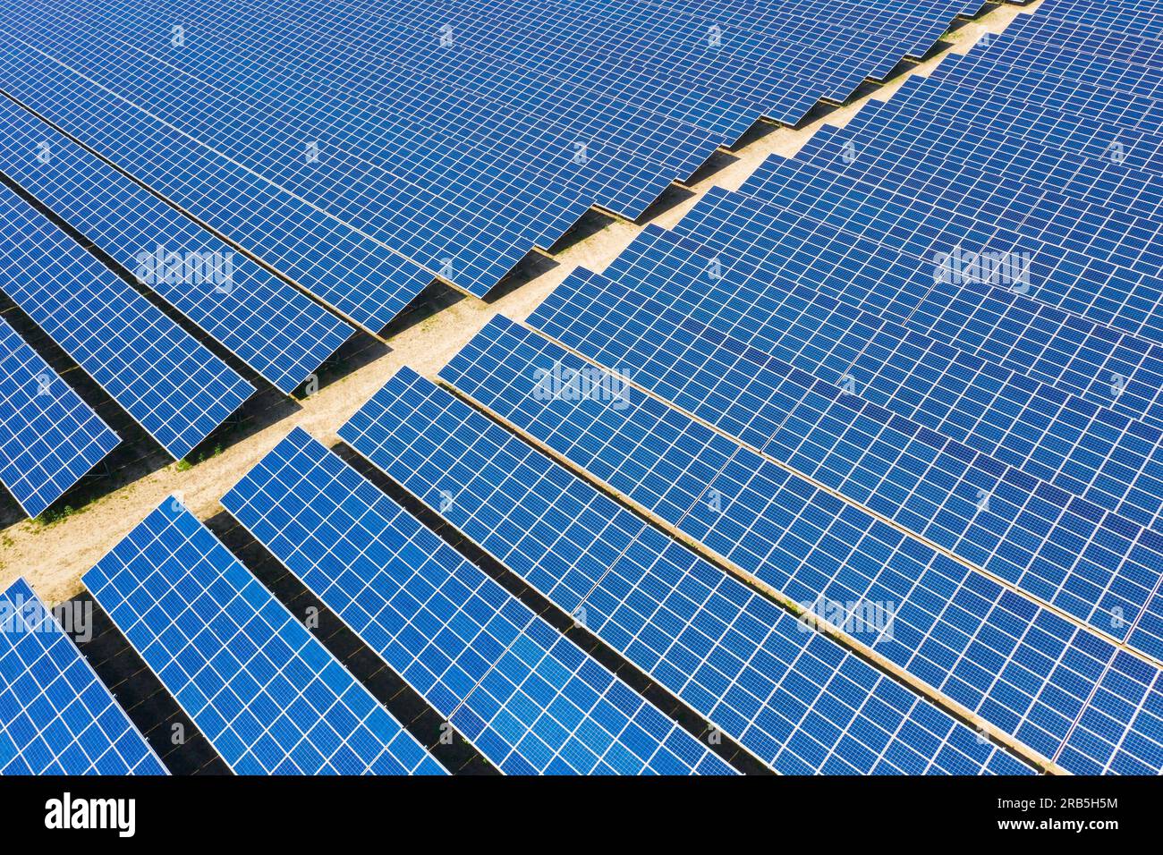 Luftaufnahme über Sonnenkollektoren von Photovoltaik-Kraftwerk / Solarpark für die Stromversorgung Stockfoto