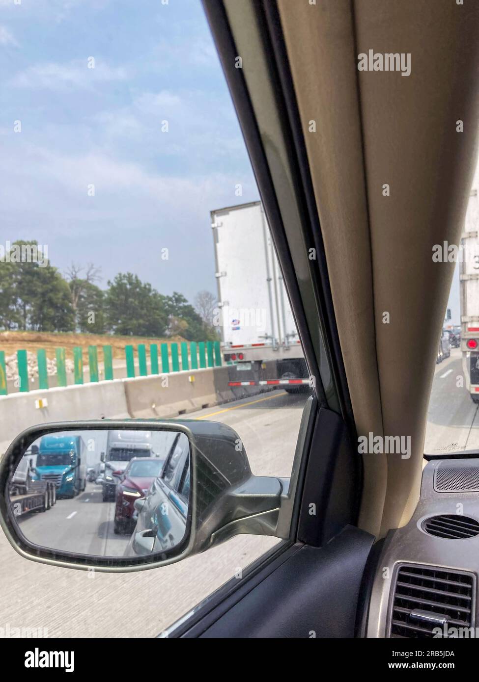 Side mirror view traffic jam -Fotos und -Bildmaterial in hoher Auflösung –  Alamy