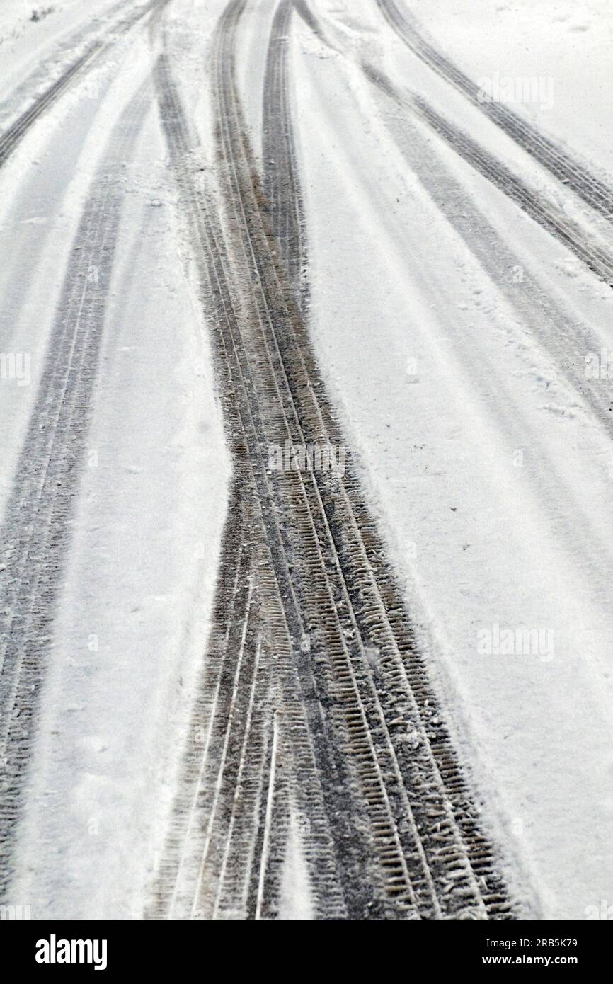 Reifenspuren im Schnee Stockfoto