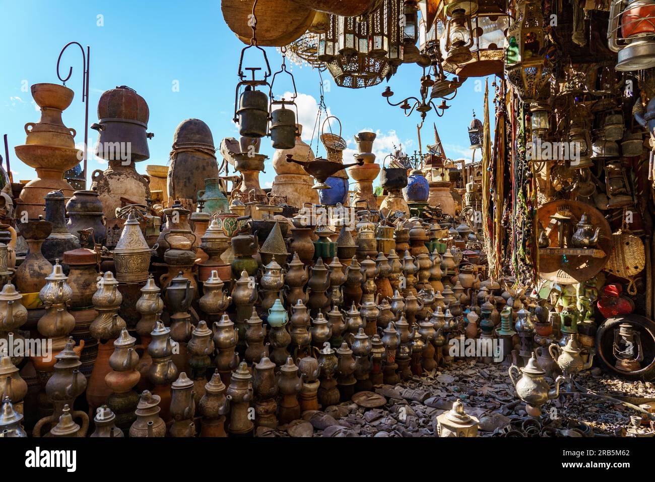 Nordafrika. Marokko. Ouazazate. Ansammlung von Teekanne in einem Antiquitätenladen Stockfoto