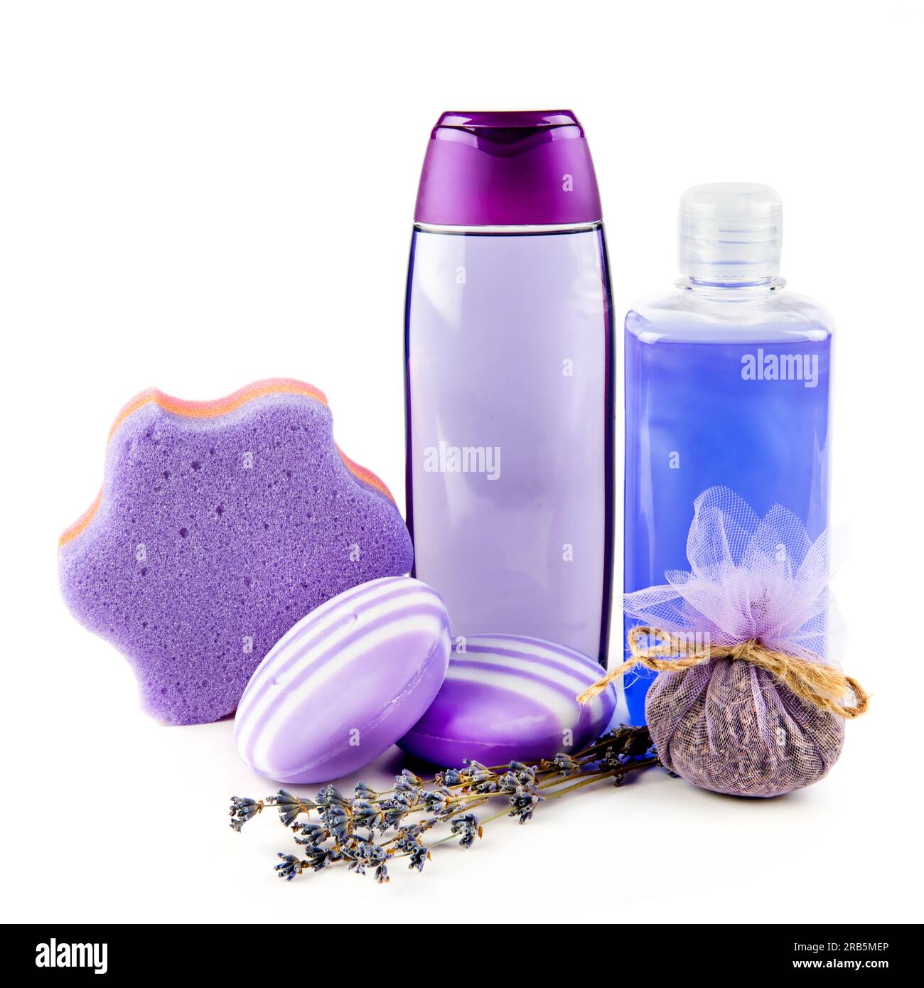 Seife, Shampoo, Lavendelblumen und andere Hygieneprodukte isoliert auf weißem Hintergrund. Stockfoto