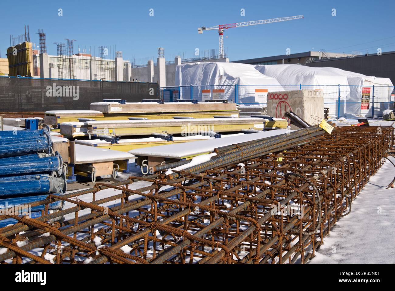 Baustoffe auf der Baustelle im Winter Stockfoto