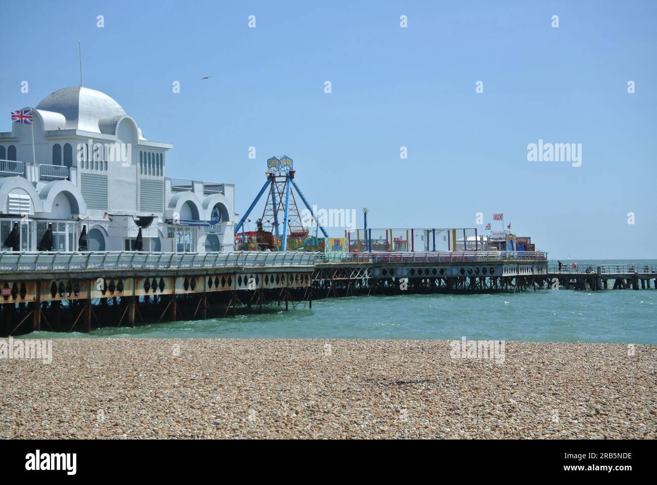 Southsea Pier, South Parade Pier, in England. Sommersonnen- und Kieselstrände, Unterhaltung im alten Stil. Stockfoto