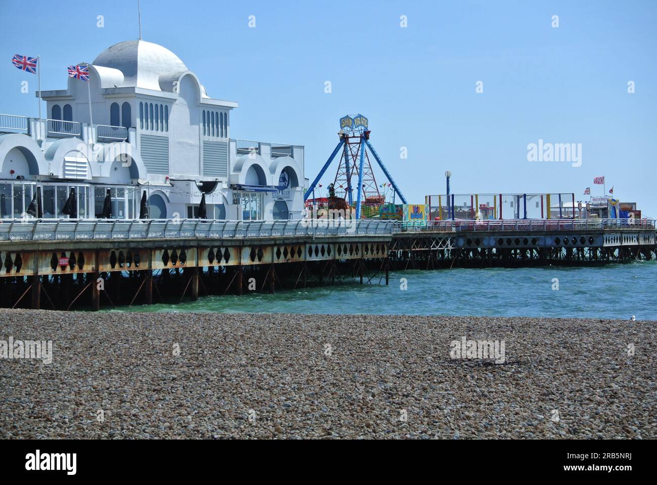 Southsea Pier, South Parade Pier, in England. Sommersonnen- und Kieselstrände, Unterhaltung im alten Stil. Stockfoto