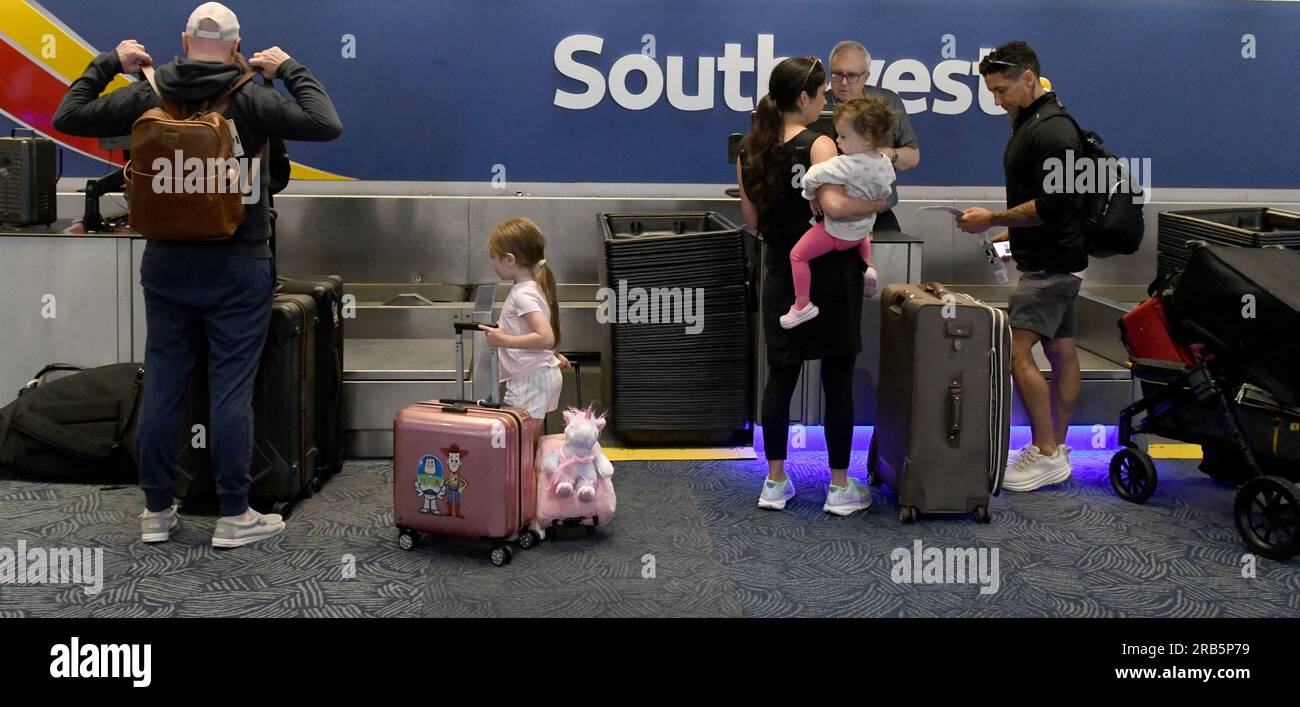 Milwaukee, Wisconsin, USA. 7. Juli 2023. Am frühen Morgen checken Passagiere von Southwest Airlines am General Mitchell International Airport in Milwaukee, Wisconsin, am Mittwoch, den 5. Juli 2023 ein. (Kreditbild: © Mark Hertzberg/ZUMA Press Wire) NUR REDAKTIONELLE VERWENDUNG! Nicht für den kommerziellen GEBRAUCH! Stockfoto