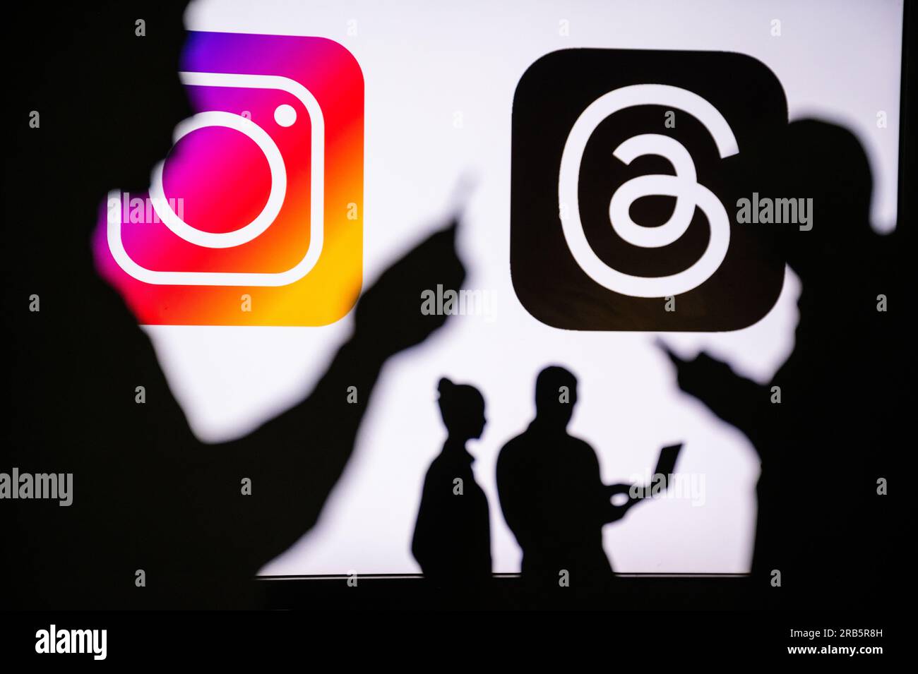 CALIFORNIA, USA, 7. JULI 2023: Mobile Conversations Enveiled: The Empowering Silhouettes of Youth on Threads App and Instagram Stockfoto
