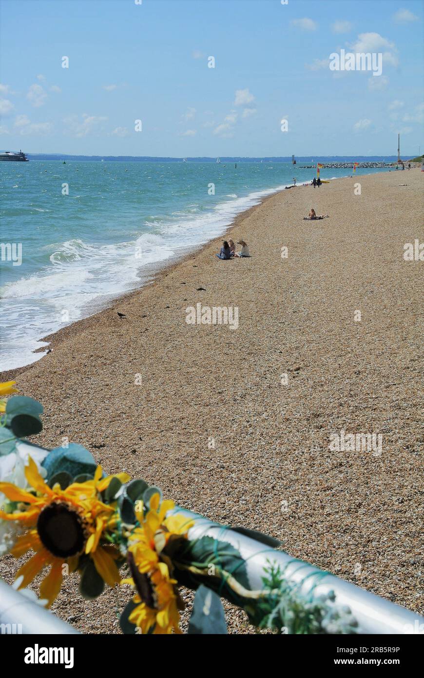 Southsea Beach mit Blick auf das Solent Waters, im Sommer, Kieselstrand und kleine felsige Halbinsel. Stockfoto