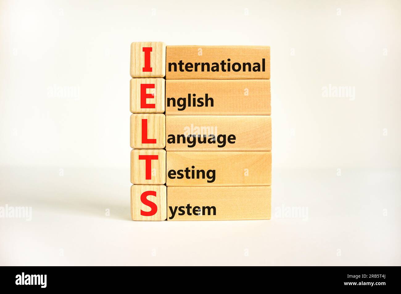 IELTS-Symbol. Konzeptbegriffe IELTS internationales englischsprachiges Prüfsystem auf Holzblock. Wunderschöner weißer Hintergrund. Business IELTS internatio Stockfoto