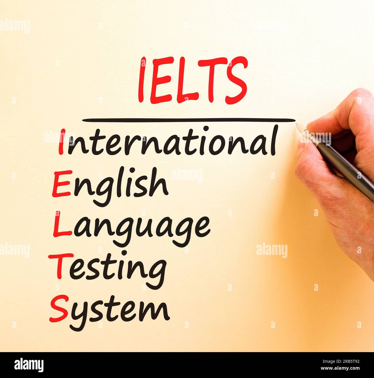 IELTS-Symbol. Konzeptbegriffe IELTS Testsystem in internationaler englischer Sprache auf dem Whitepaper. Wunderschöner brauner Hintergrund. Business IELTS Internation Stockfoto