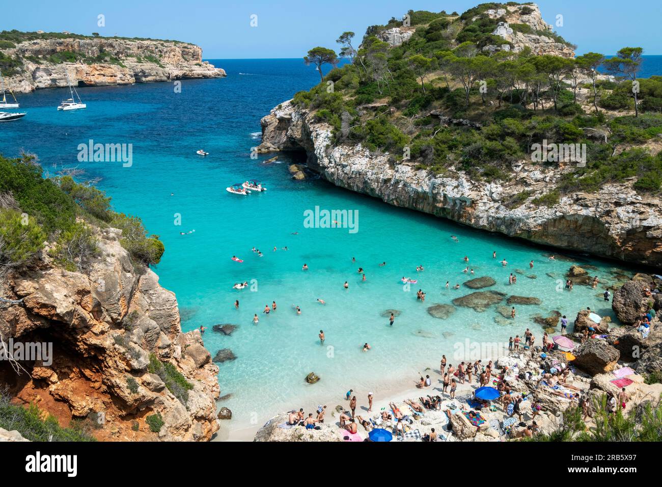 Calo des Moro Palma de Mallorca, Calo des Moro ist ein unglaublich schöner Strand tief in einer Bucht mit steilen Klippen. Strände auf Mallorca. Stockfoto