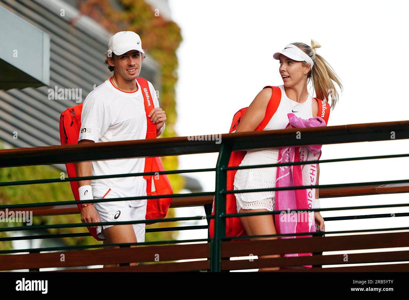 Katie Boulter und Alex De Minaur gehen über eine Brücke, nachdem sie ihr Doppelspiel am 5. Tag der Wimbledon-Meisterschaft 2023 im All England Lawn Tennis and Croquet Club in Wimbledon gewonnen haben. Bilddatum: Freitag, 7. Juli 2023. Stockfoto