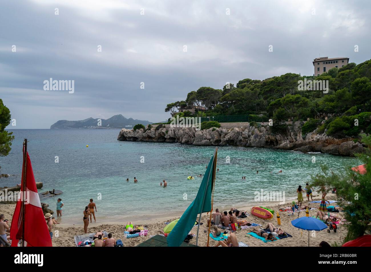 Strand von Palma de Mallorca. Wunderschöne Strände von Palma de Mallorca auf der spanischen Insel. Cala Gat ist ein kleiner Strand am Stadtrand von Cala Ratjada. Balearen Stockfoto