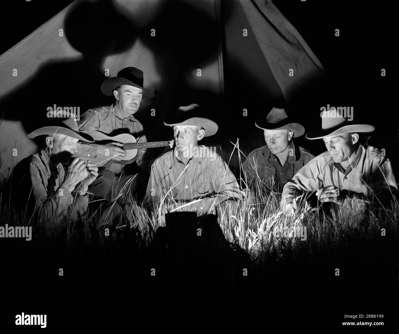 Cowhands singen nach der Arbeit, Quarter Circle 'U' Ranch Roundup, Big Horn County, Montana, USA, Arthur Rothstein, USA Farm Security Administration, Juni 1939 Stockfoto