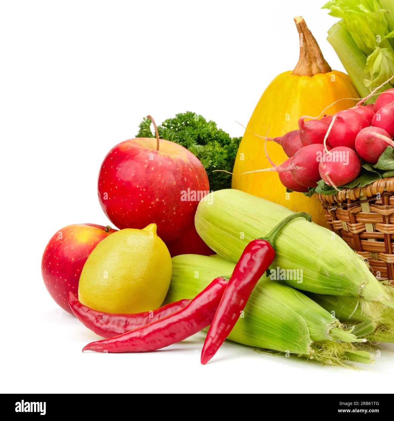 Gemüse- und Obstsortiment in einem Korb isoliert auf weißem Hintergrund Stockfoto