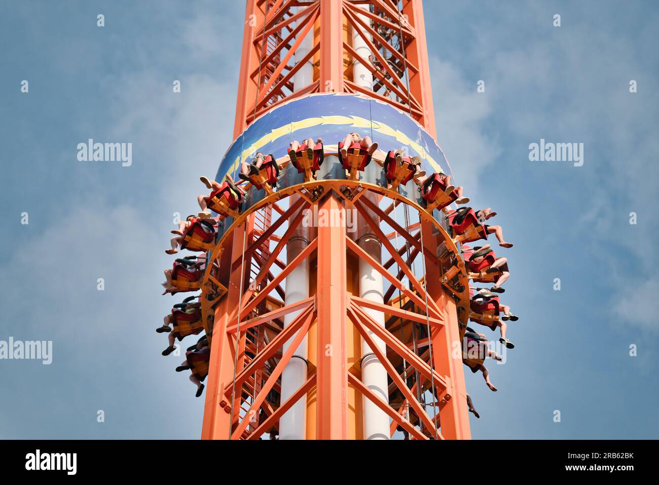 Leute fallen vom Turmritt im Vergnügungspark. Berühmte Attraktion Free Fall Tower im Vergnügungspark Stockfoto