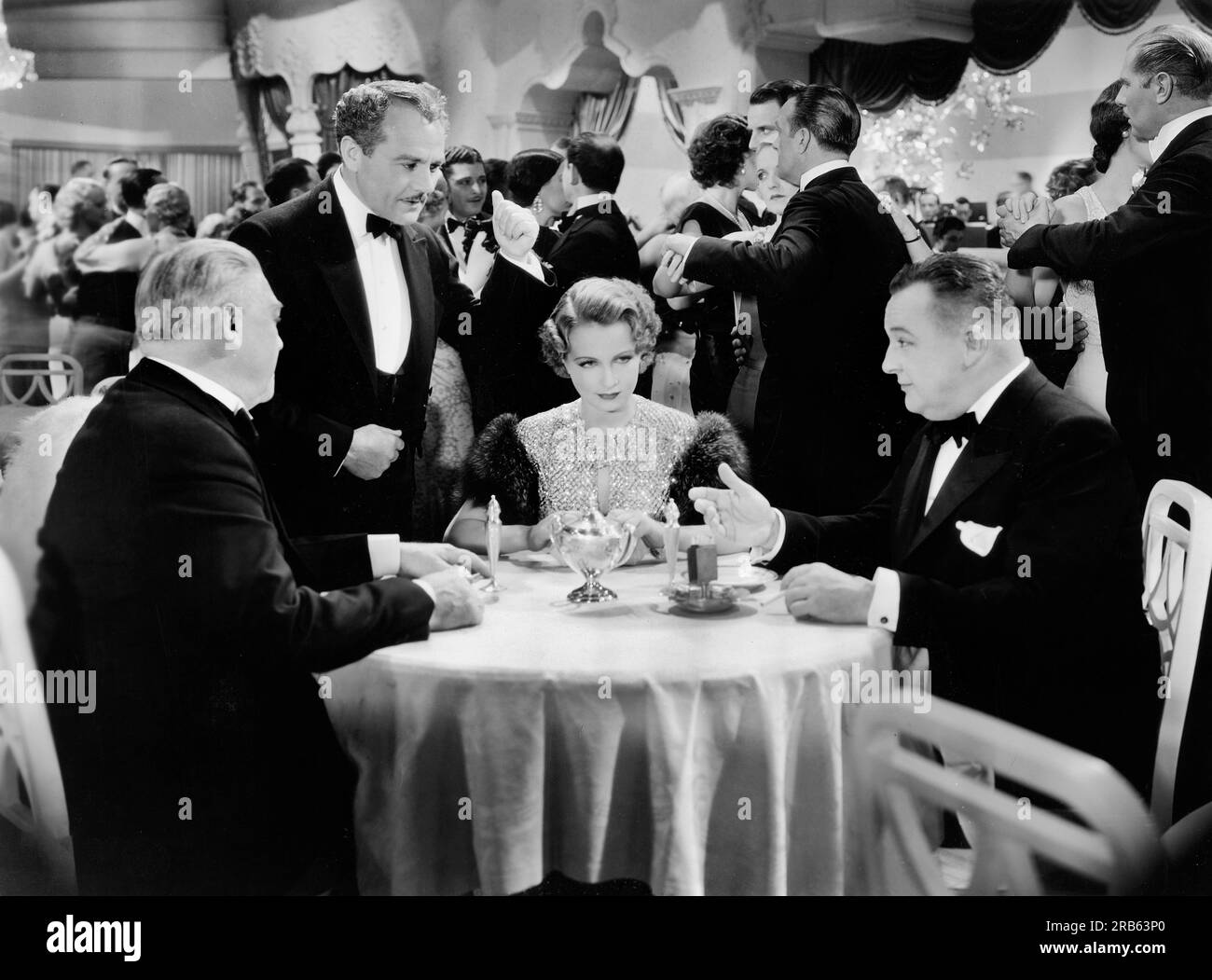 George Barbier, Charles Ruggles, Sari Maritza, Bert Roach, am Set des Films, „Evenings for Sale“, Paramount Pictures, 1932 Stockfoto