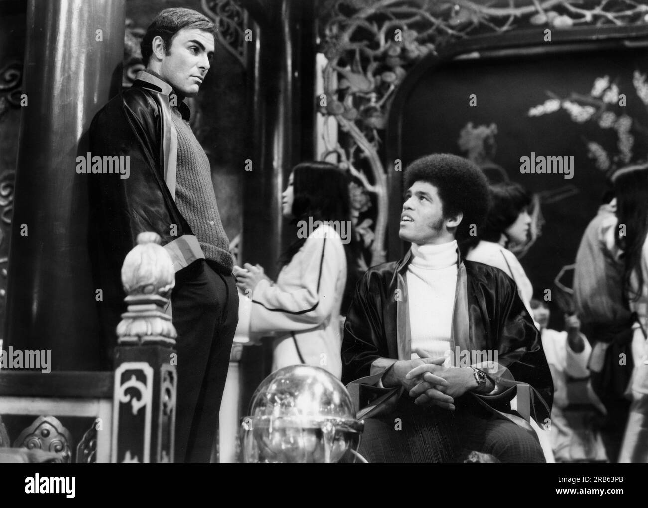 John Saxon, Jim Kelly, am Filmset „Enter the Dragon“, Warner Bros., 1973 Stockfoto