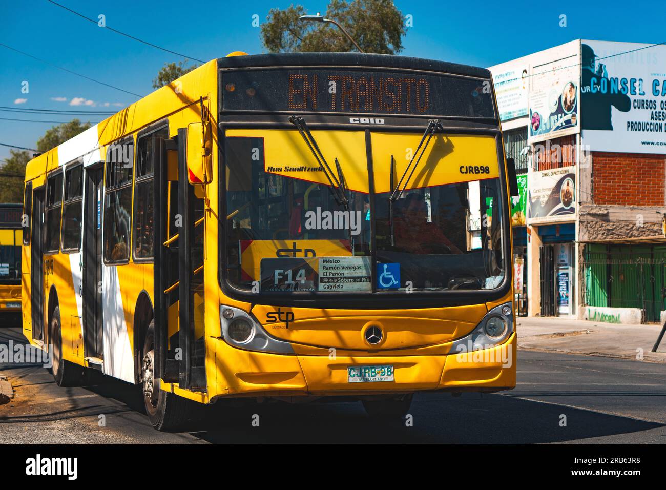 Santiago, Chile - März 16 2023: Öffentlicher Nahverkehr Transantiago oder Red Metropolitana de Movilidad, Bus auf der Route F14 Stockfoto